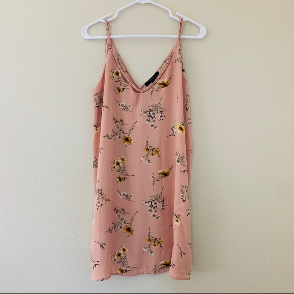 Dresses & Skirts - Flowy Flower Peach Dress